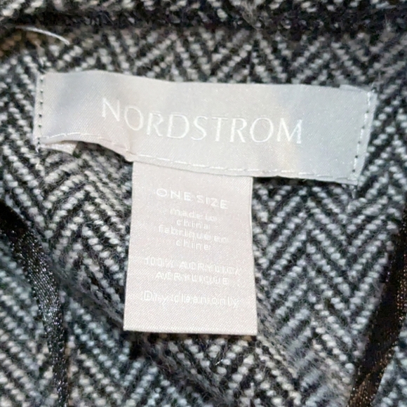 Nordstrom Cozy Herringbone Fringe Shawl One Size - Picture 2 of 6